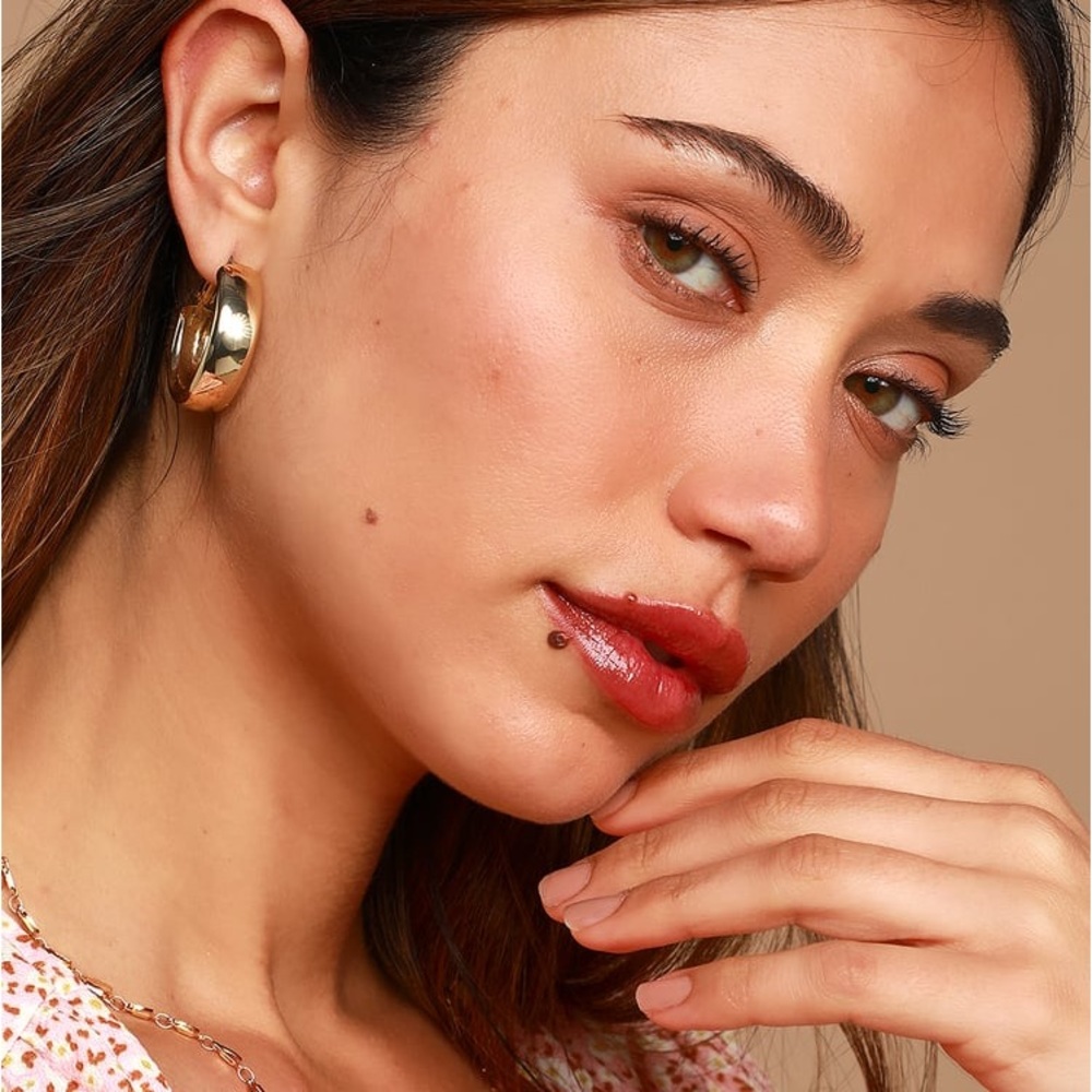 New Lulu’s Woman’s Trendy Minimalist My Oh My Gold Hoop Earrings - Picture 12 of 15